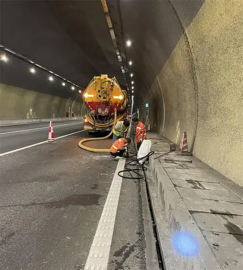 蚌埠隧道排水渠清淤